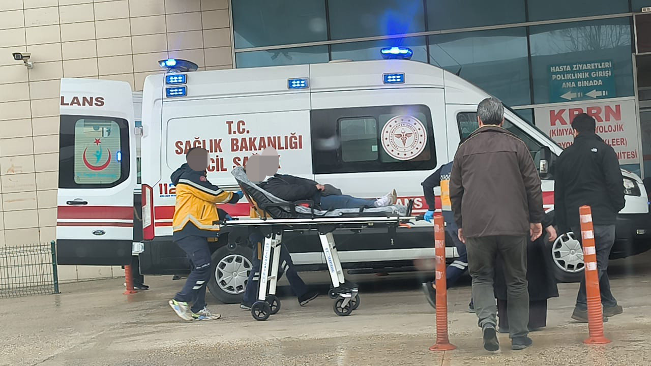 Otomobil minibüs ile çarpıştı; 2 yaralı