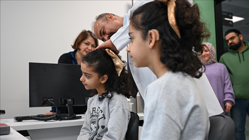 İşitme azlığı yaşayan tek yumurta ikizlerine biyonik kulak