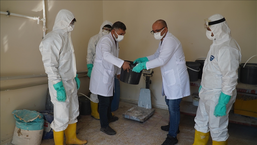 Meslek lisesi öğrencileri boya üretiyor