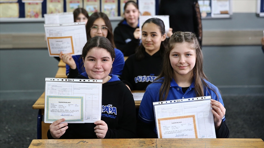 Öğrencilere sosyal etkinlik içerikli yeni karneler dağıtılacak