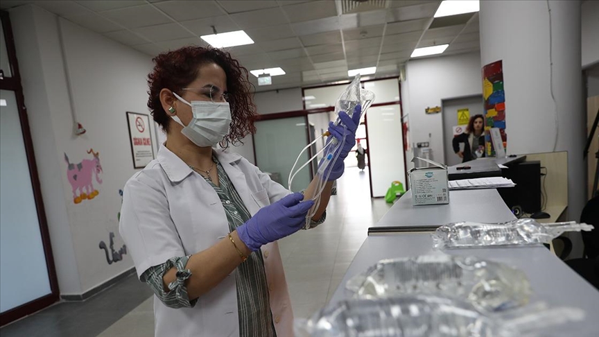 Nilüfer hemşire hem tedavi ediyor hem de şarkılarıyla moral veriyor