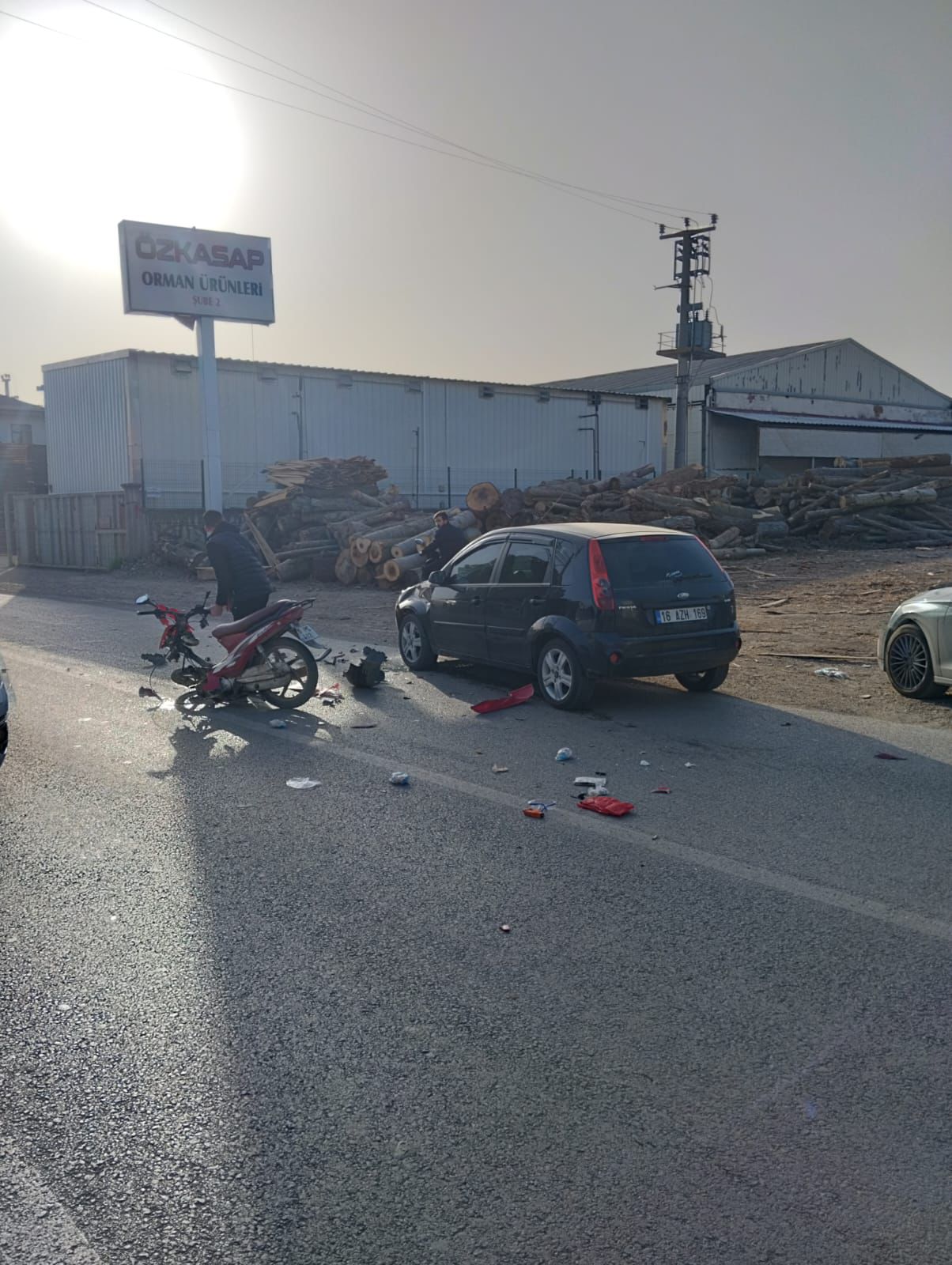 Motosiklet parçalara ayrıldı, sürücünün burnu bile kanamadı