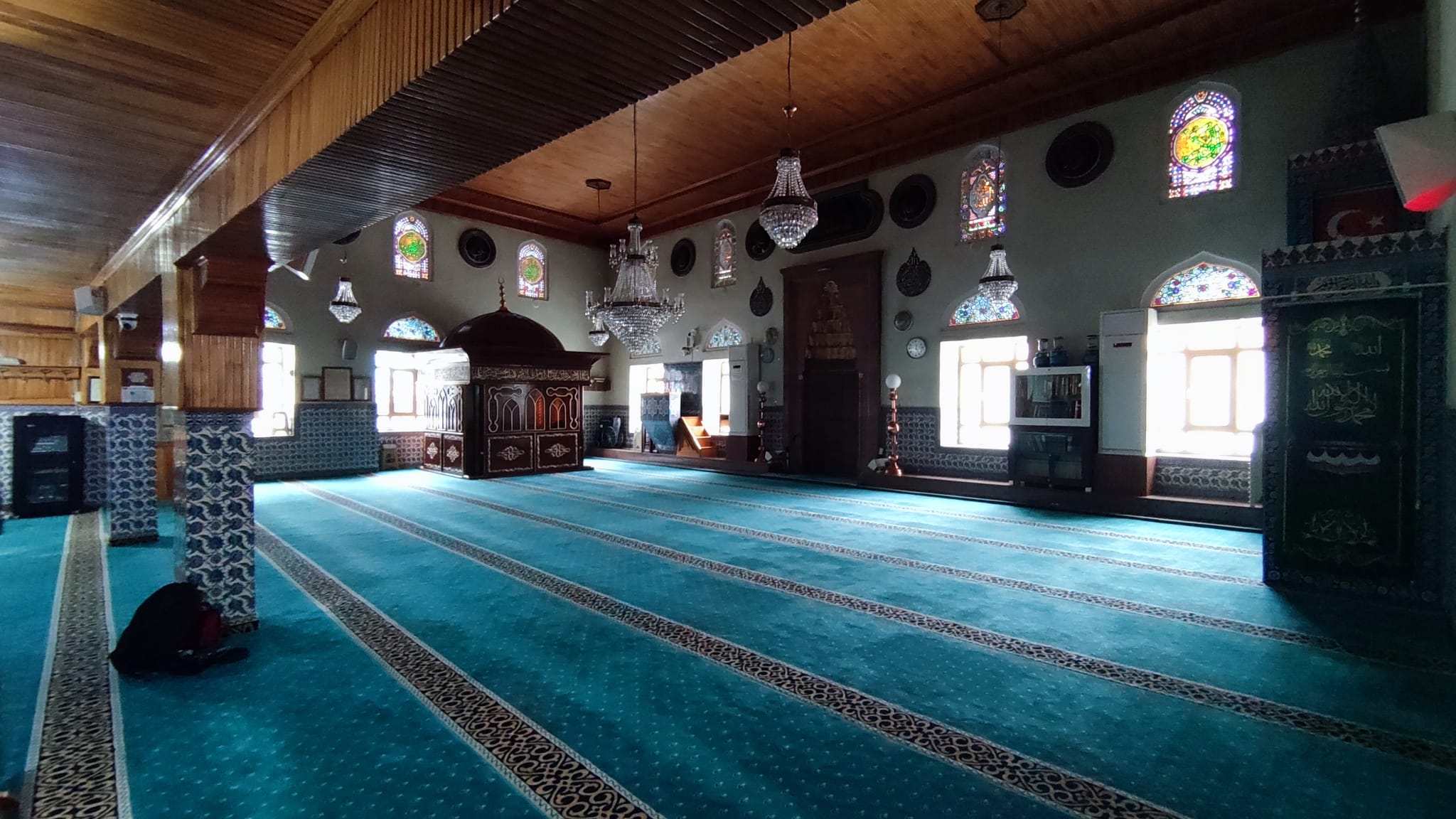 Kasım Efendi Cami içindeki türbe  Vatandaşların yoğun ilgisine neden olur