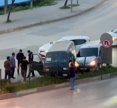 Panelvan araç ile hafif ticari aracın karıştığı kazada 3 kişi yaralandı