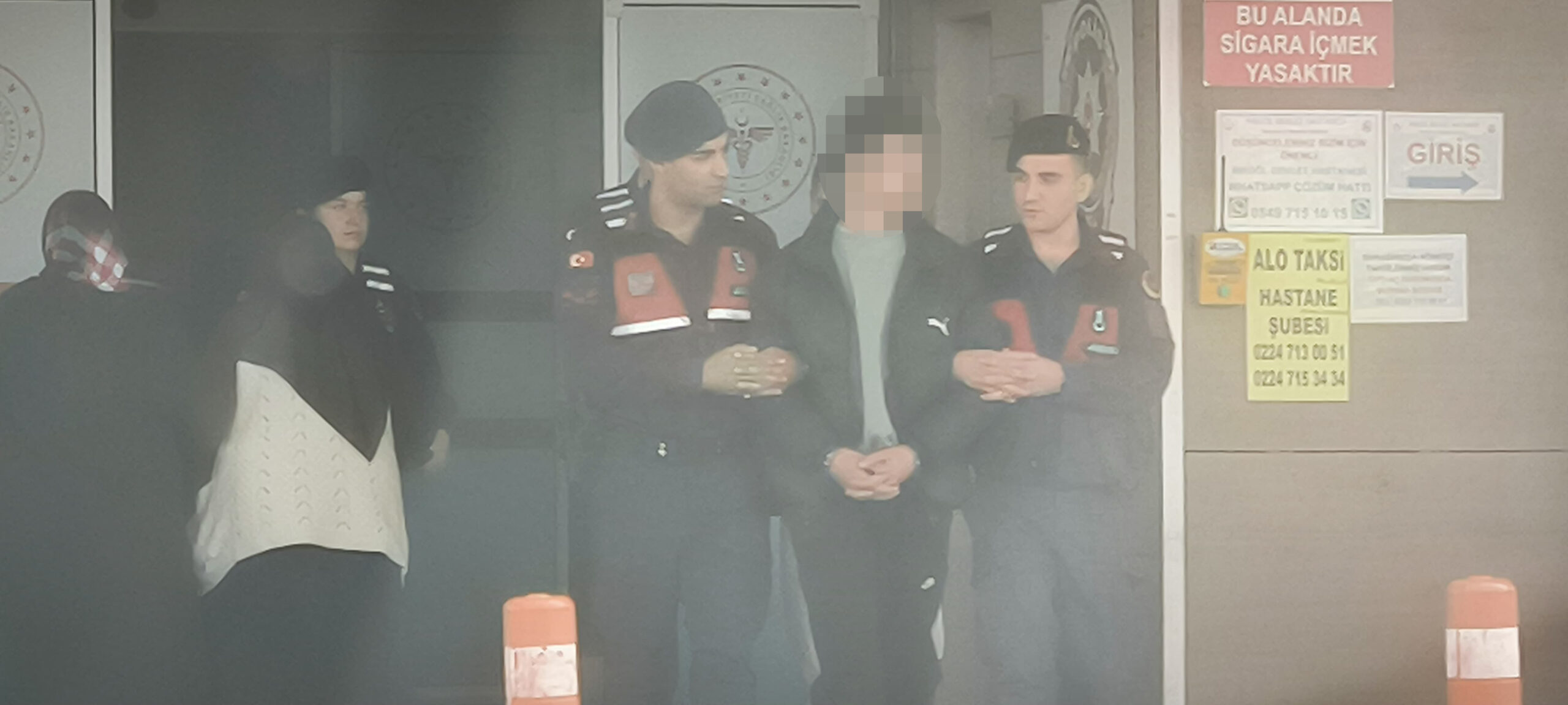 Yan bakma meselesinden çıkan kavgada baba ve oğlunu bıçakladı