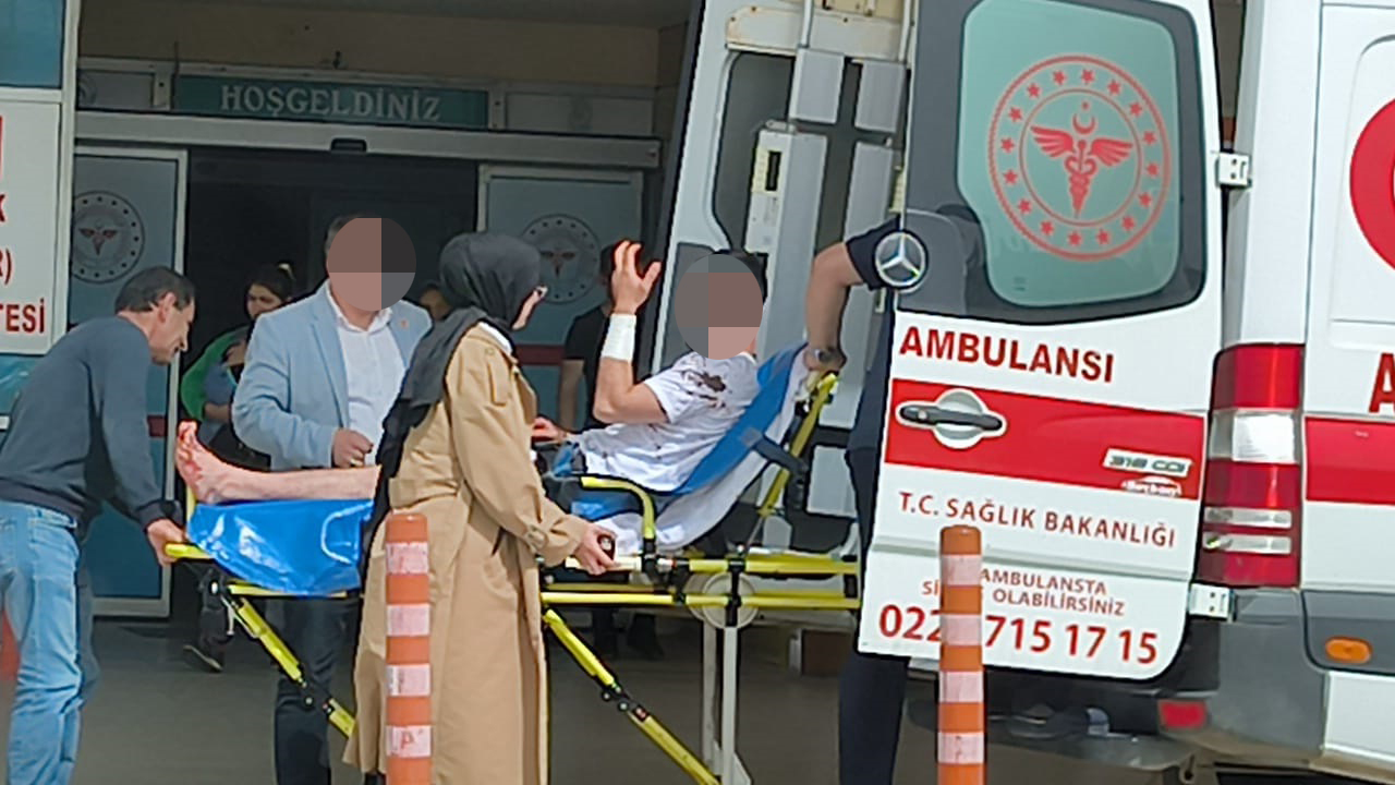 Sinirlenip kapı camına yumruk atan genç, hastanelik oldu