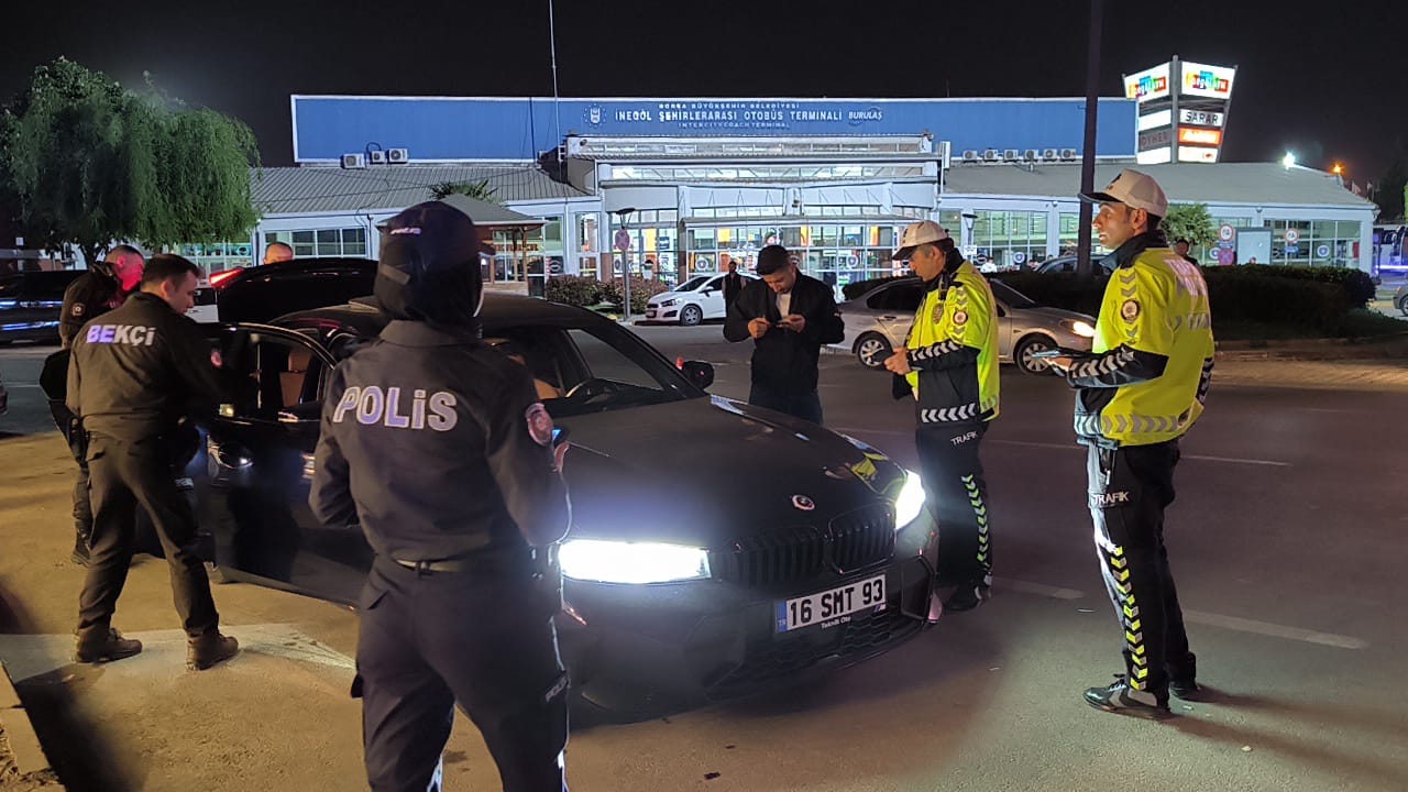 İnegöl’de sokaklar ve caddeler tutuldu, araçlar ve vatandaşlar didik didik arandı