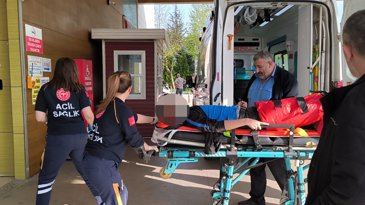 Motosiklet yayaya çarptı 3 kişi yaralandı