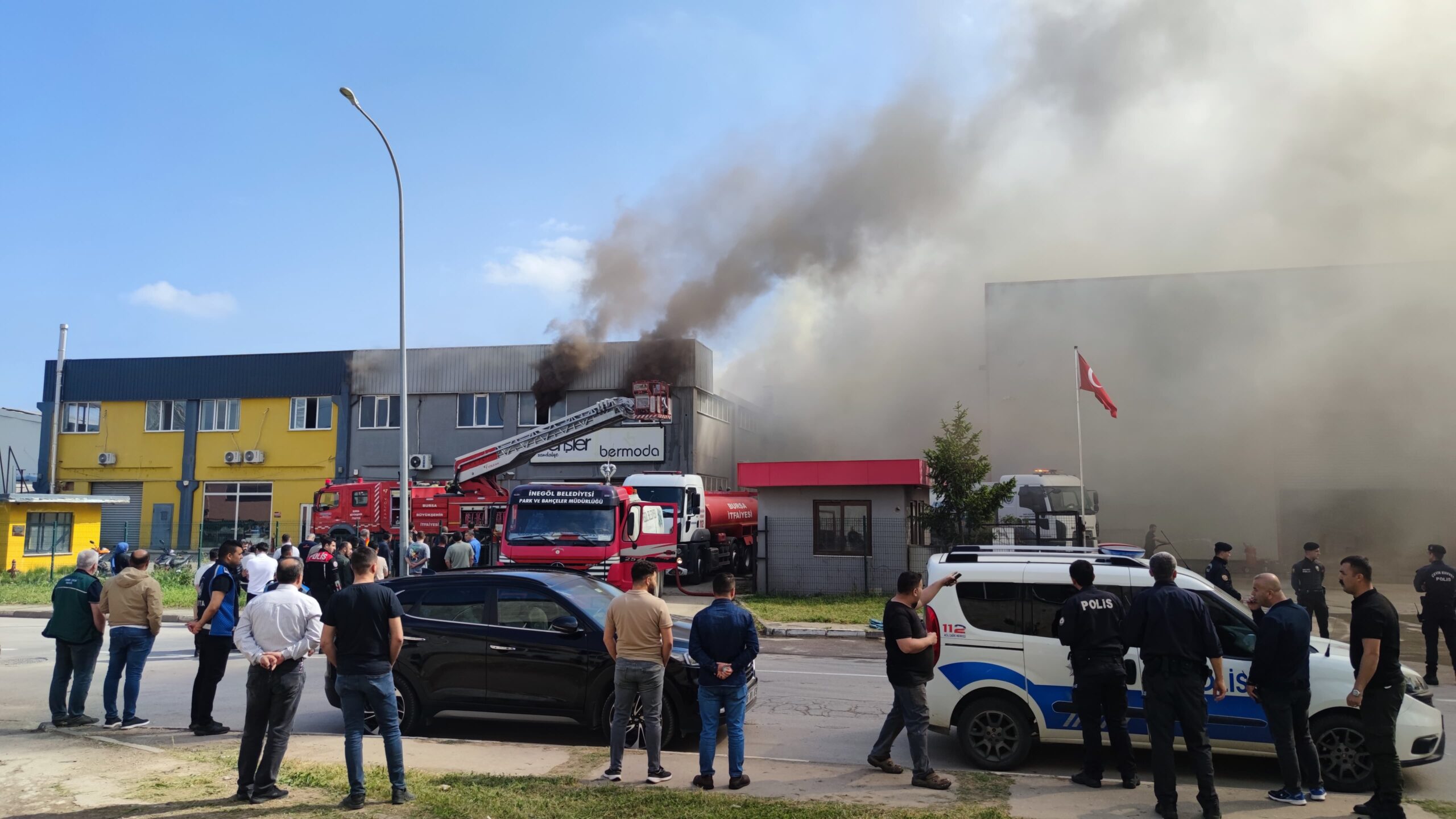 İnegöl’de mobilya fabrikasında çıkan yangına müdahale ediliyor
