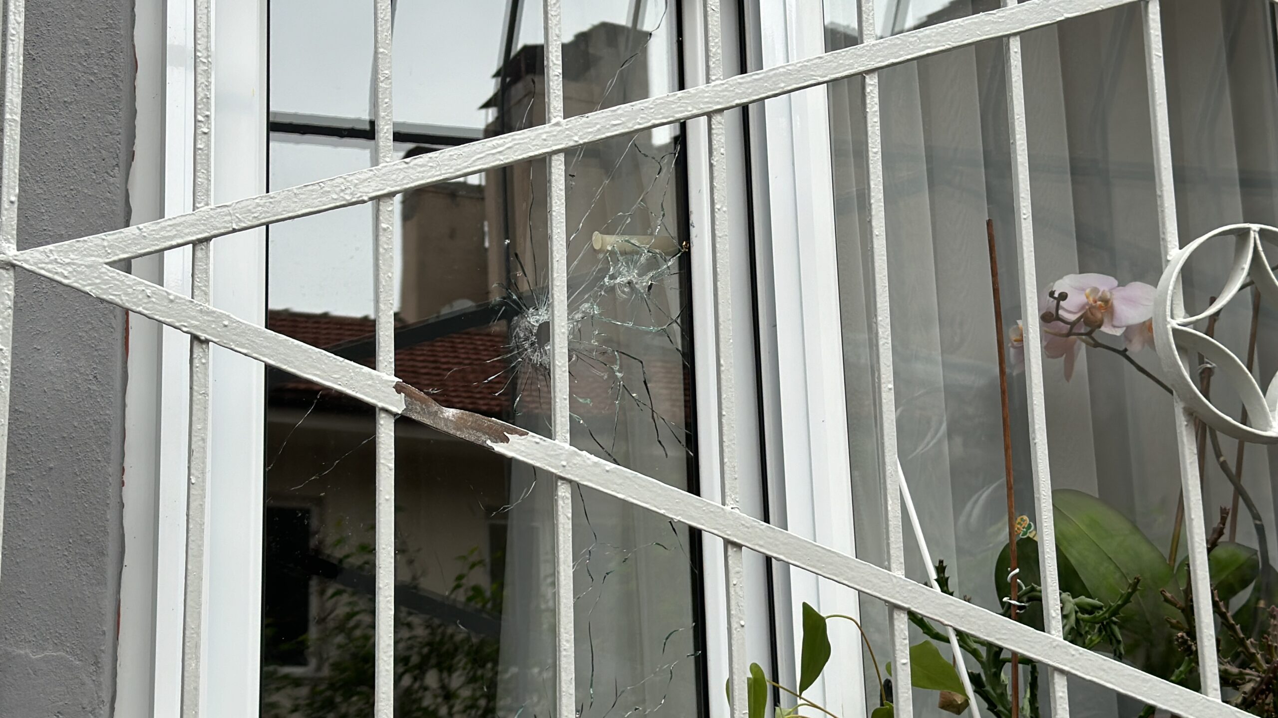 Bir kişi boşanma aşamasındaki eşinin evini kurşunladı