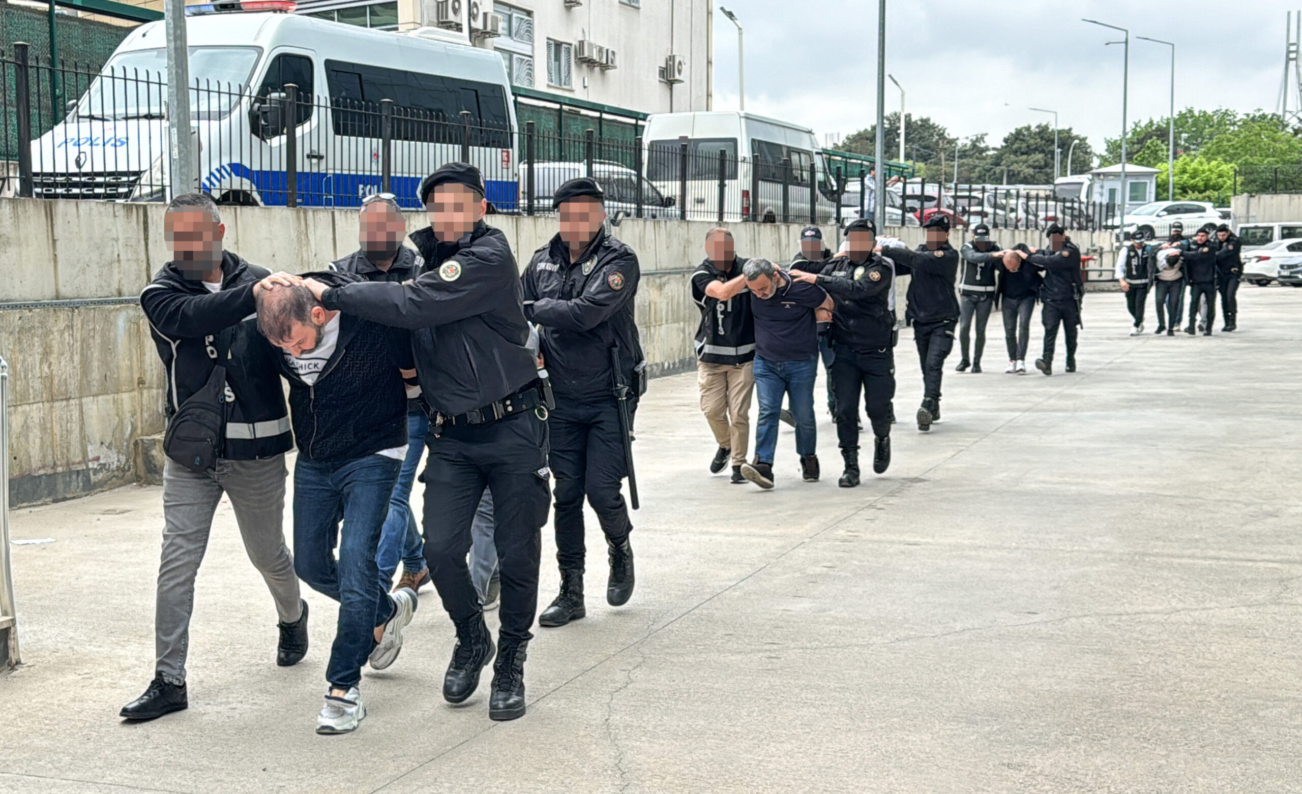 Bursa ve İnegöl merkezli “Mahzen-32” operasyonlarında yakalanan 27 zanlı adliyede