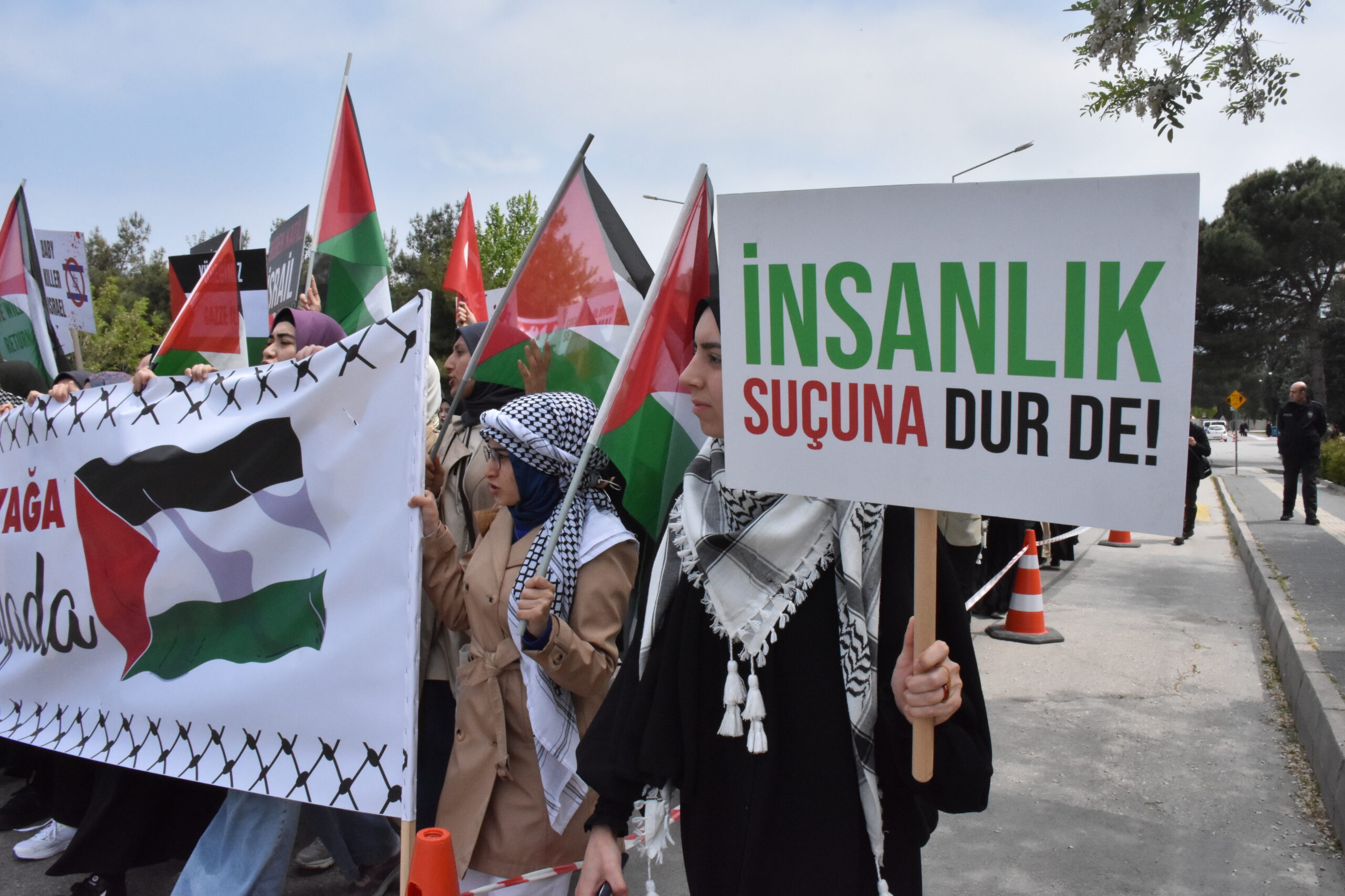 Bursa’da üniversite öğrencileri Gazze’ye destek için yürüyüş düzenledi, çadır nöbeti başlattı