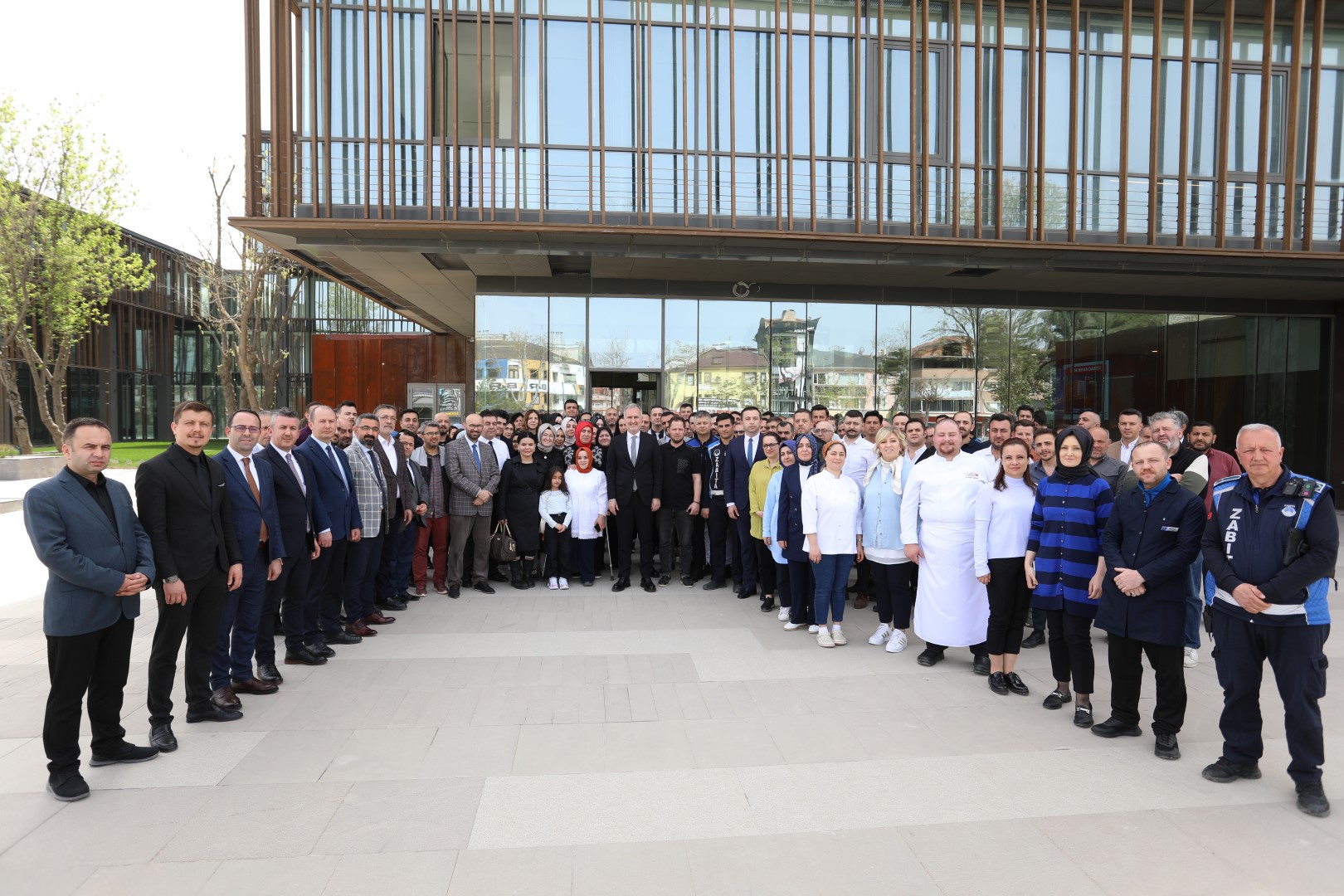 PERSONEL BAŞKAN TABAN’I ÇİÇEKLERLE KARŞILADI