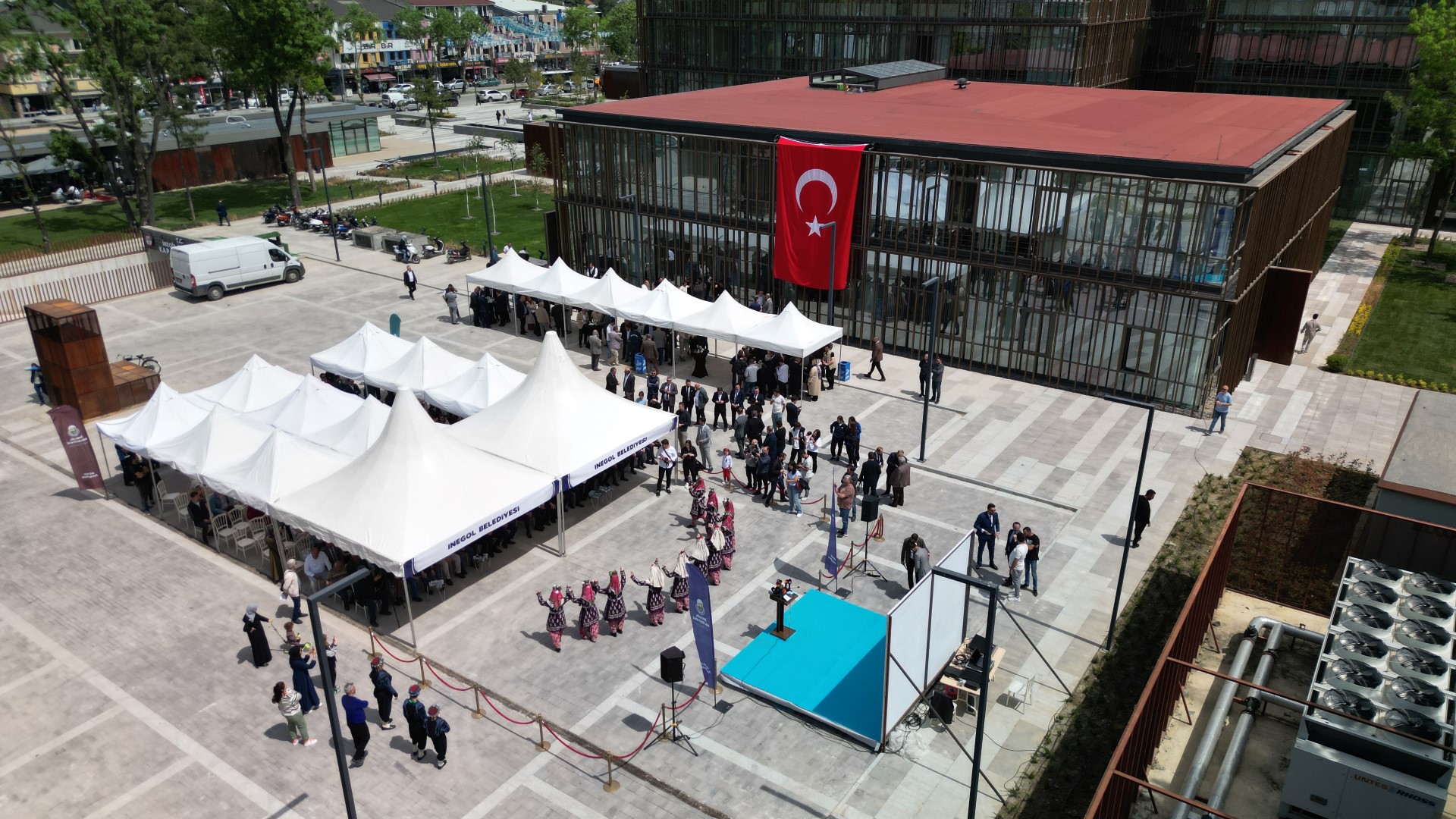 İNEGÖL’ÜN YENİ NÖBETÇİ KİTAPHANESİ TÖRENLE HİZMETE GİRDİ