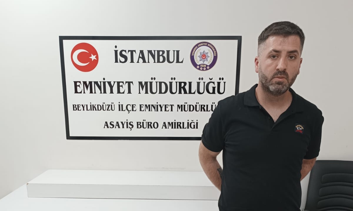 Eşini sokak ortasında defalarca bıçakladı