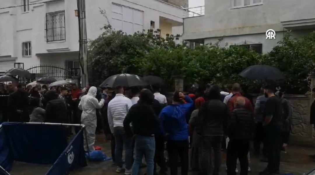 Sokakta önü kesilerek silahla vurulan hamile kadın öldü