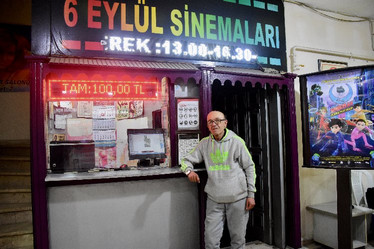 Sinema salonlarının emektar makinisti mesleğinden vazgeçemiyor