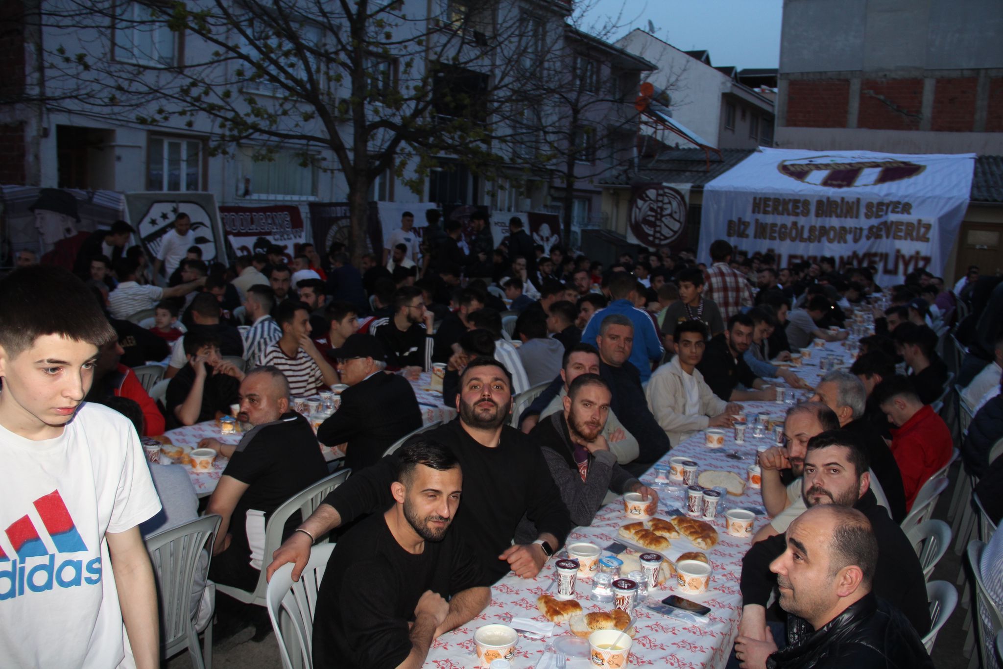Hooligans Crew grubu Süleymaniye’de geleneksel iftarını gerçekleştirdi