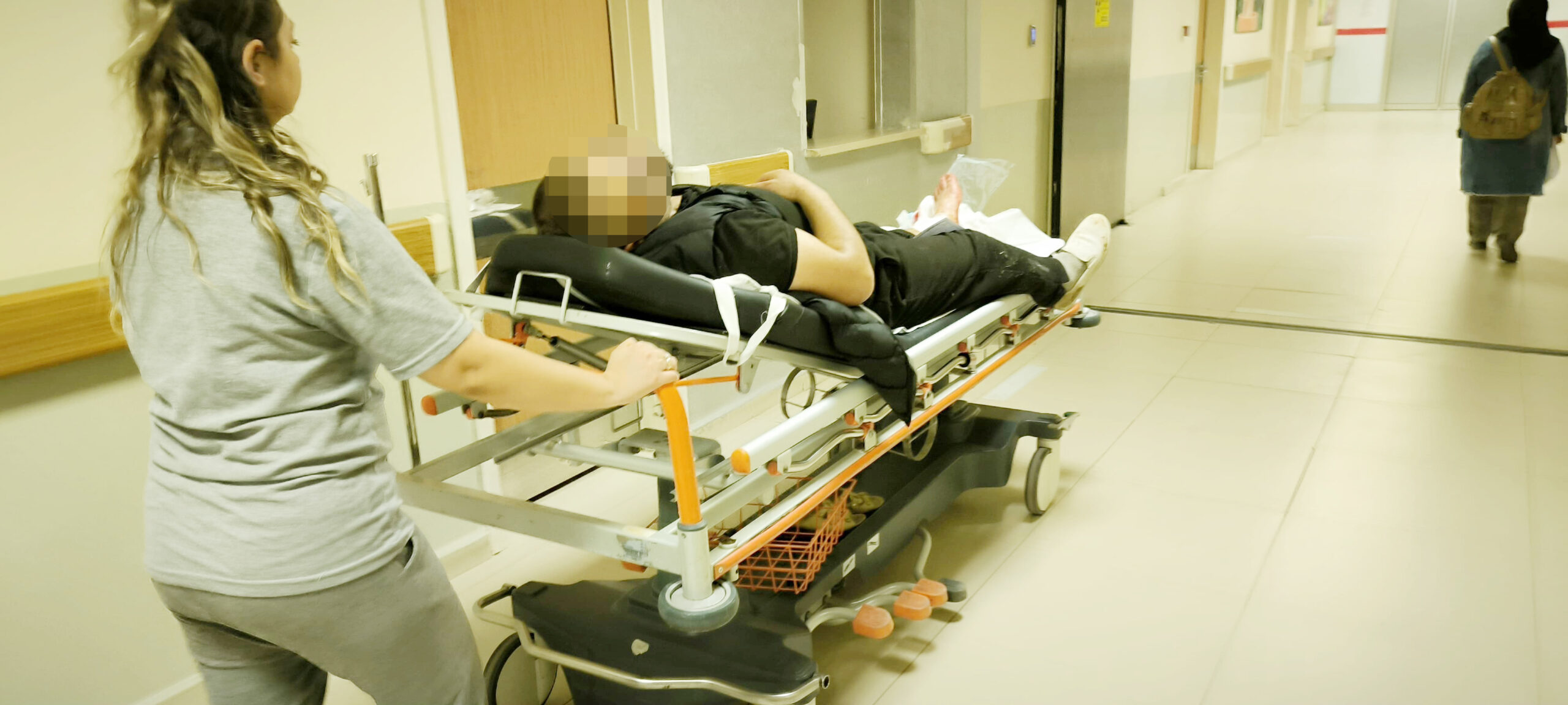 Odun keserken yanlışlıkla bacağını kesti