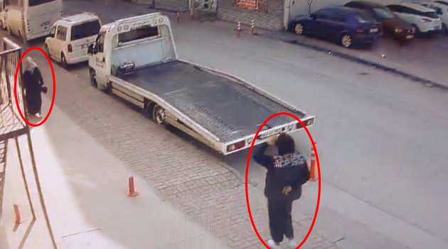 Kapkaç yöntemiyle iki kadının çantasını çaldı