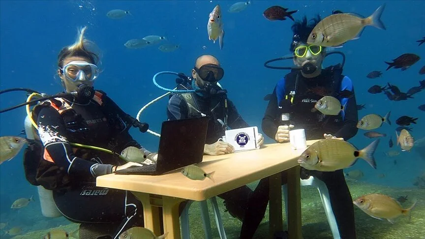 Dalgıçlar su altında temsili turizm değerlendirme toplantısı yaptı