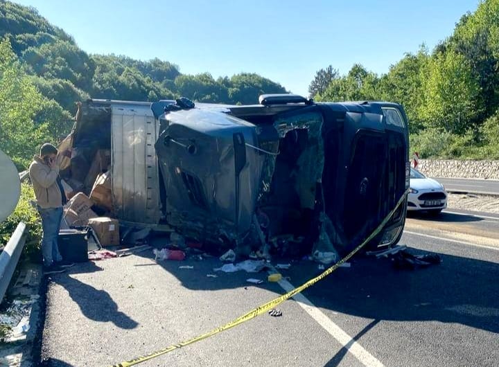 Kontrolden çıkarak devrilen tırı sürücüsü yaşamını yitirdi