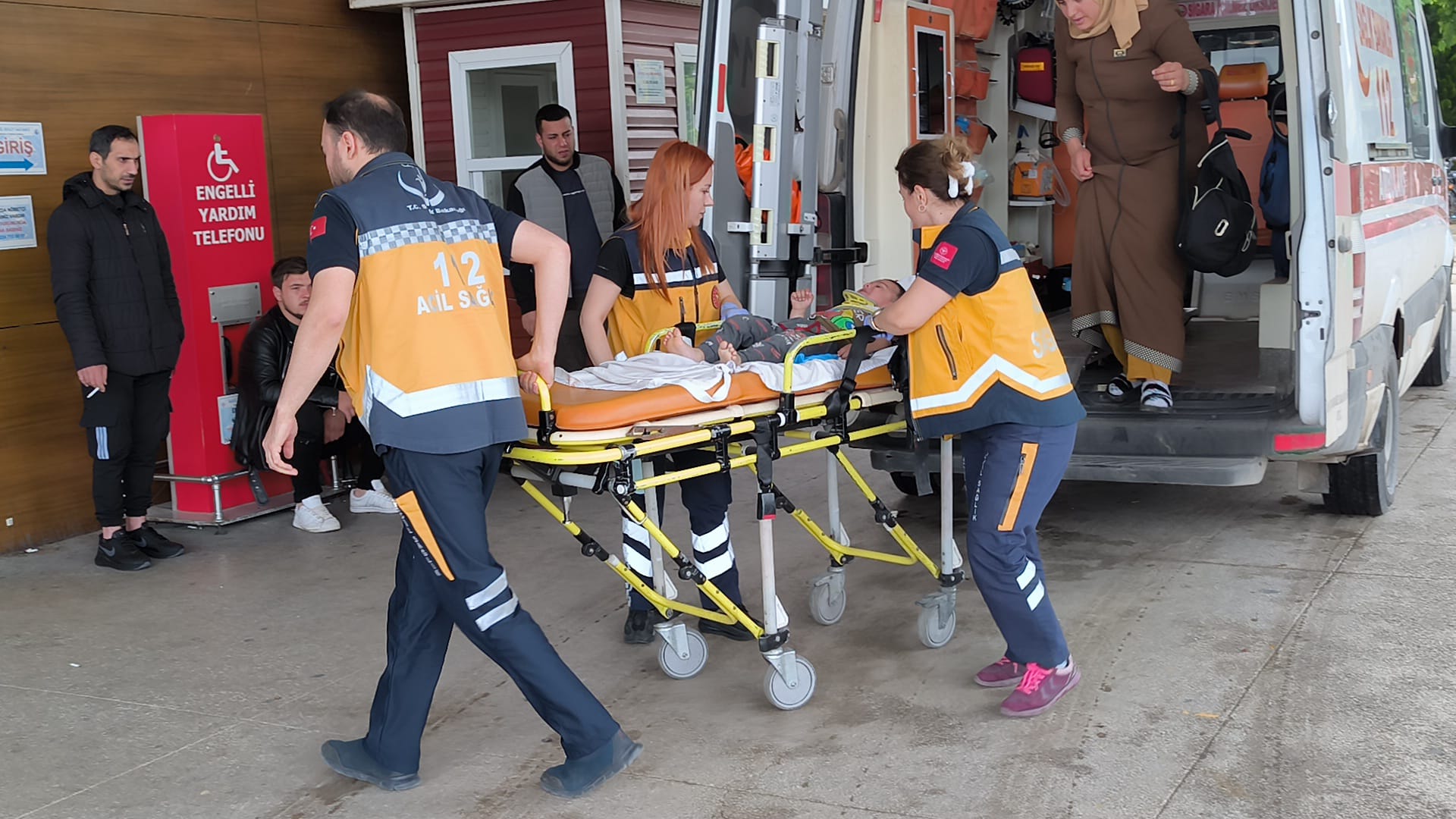 Balkondan düşen çocuk yaralandı