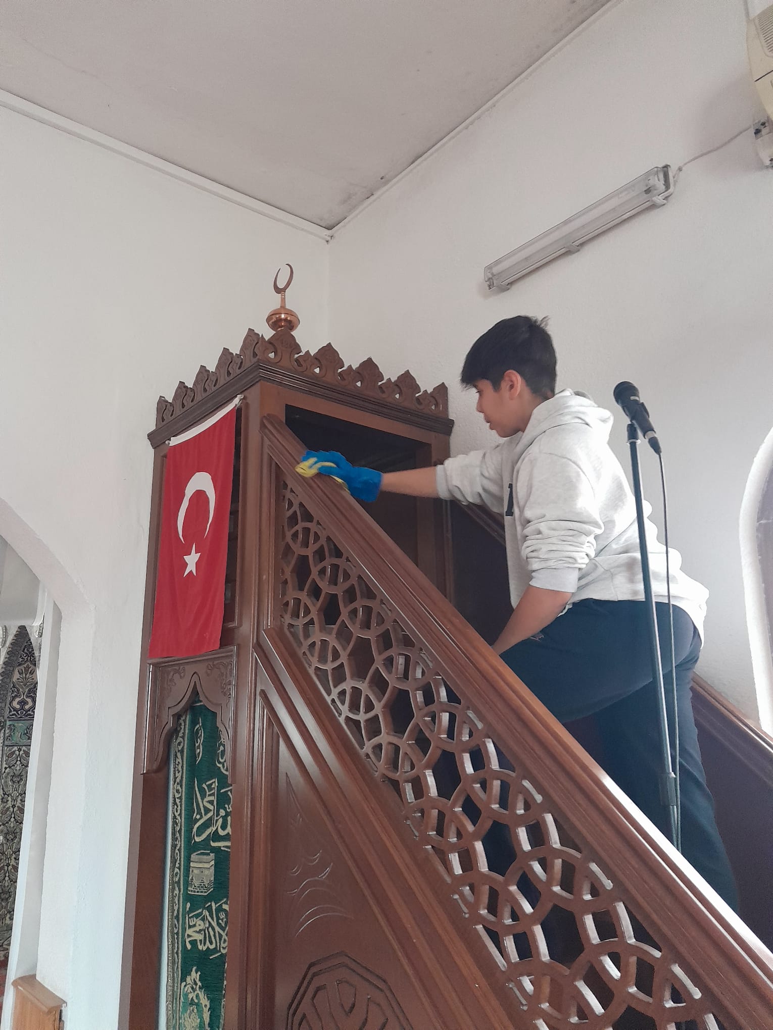 İnegöl’de gönüllü gençler camilerini temizliyor