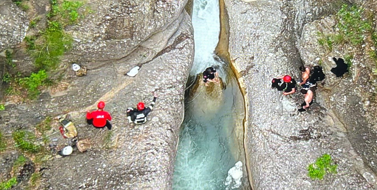 Dağlık arazide mahsur kalan 3 kişi kurtarıldı