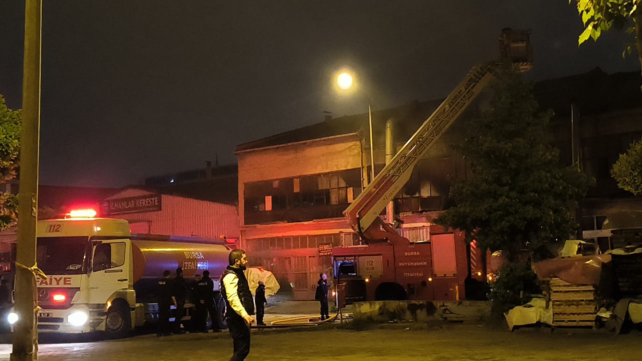 Mobilya imalathanesinde çıkan yangın söndürüldü