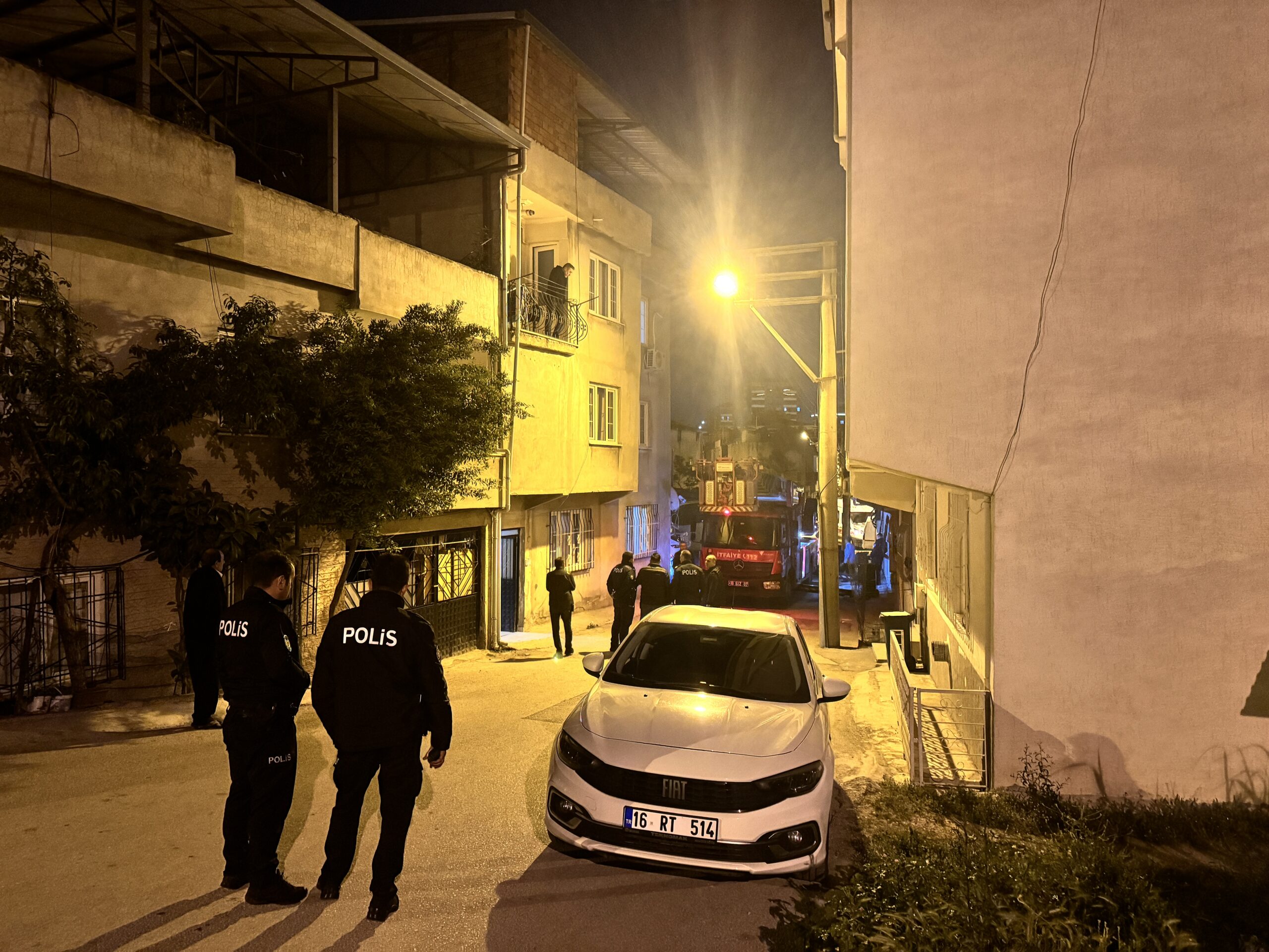 Aile bireylerini bıçakla rehin alan kişiyi polis ikna etti