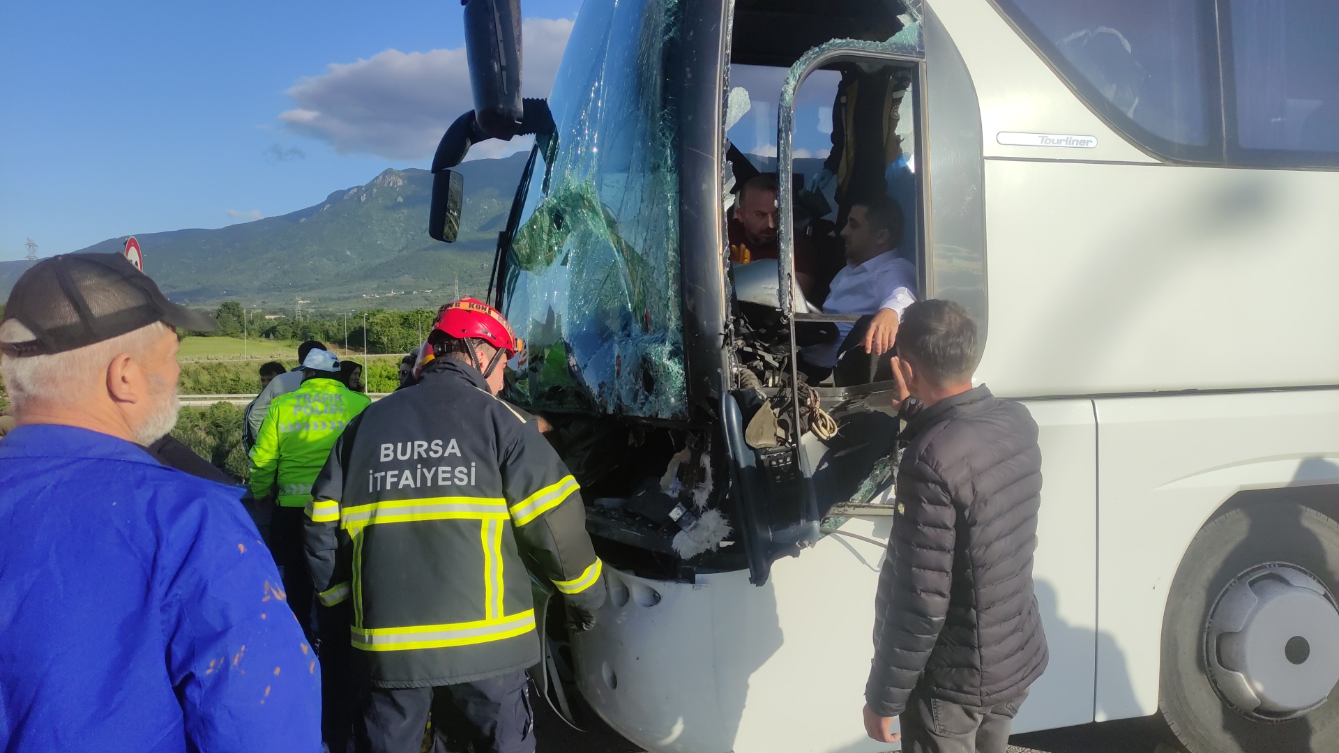 Yolcu otobüsü ile tır çarpıştı