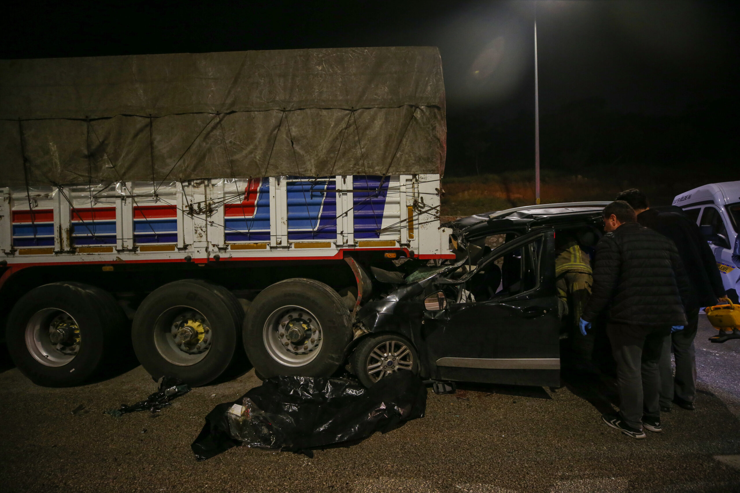Tıra arkadan çarpan hafif ticari aracın sürücüsü yaşamını yitirdi