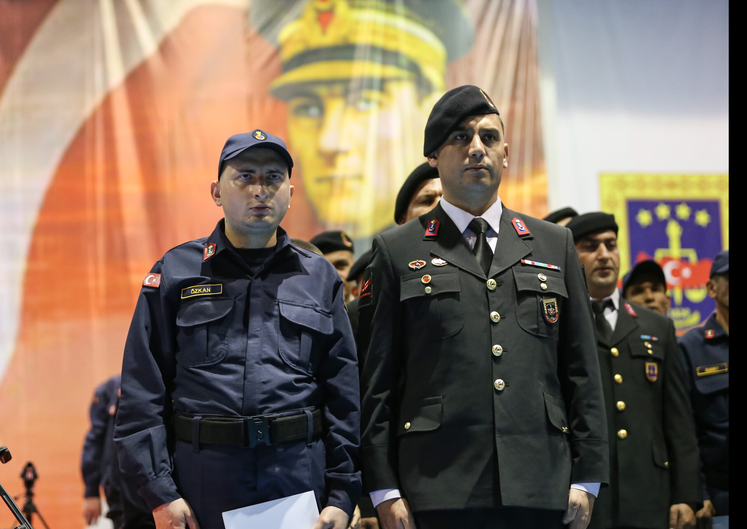 Bir günlüğüne asker olan özel gençler tezkere aldı