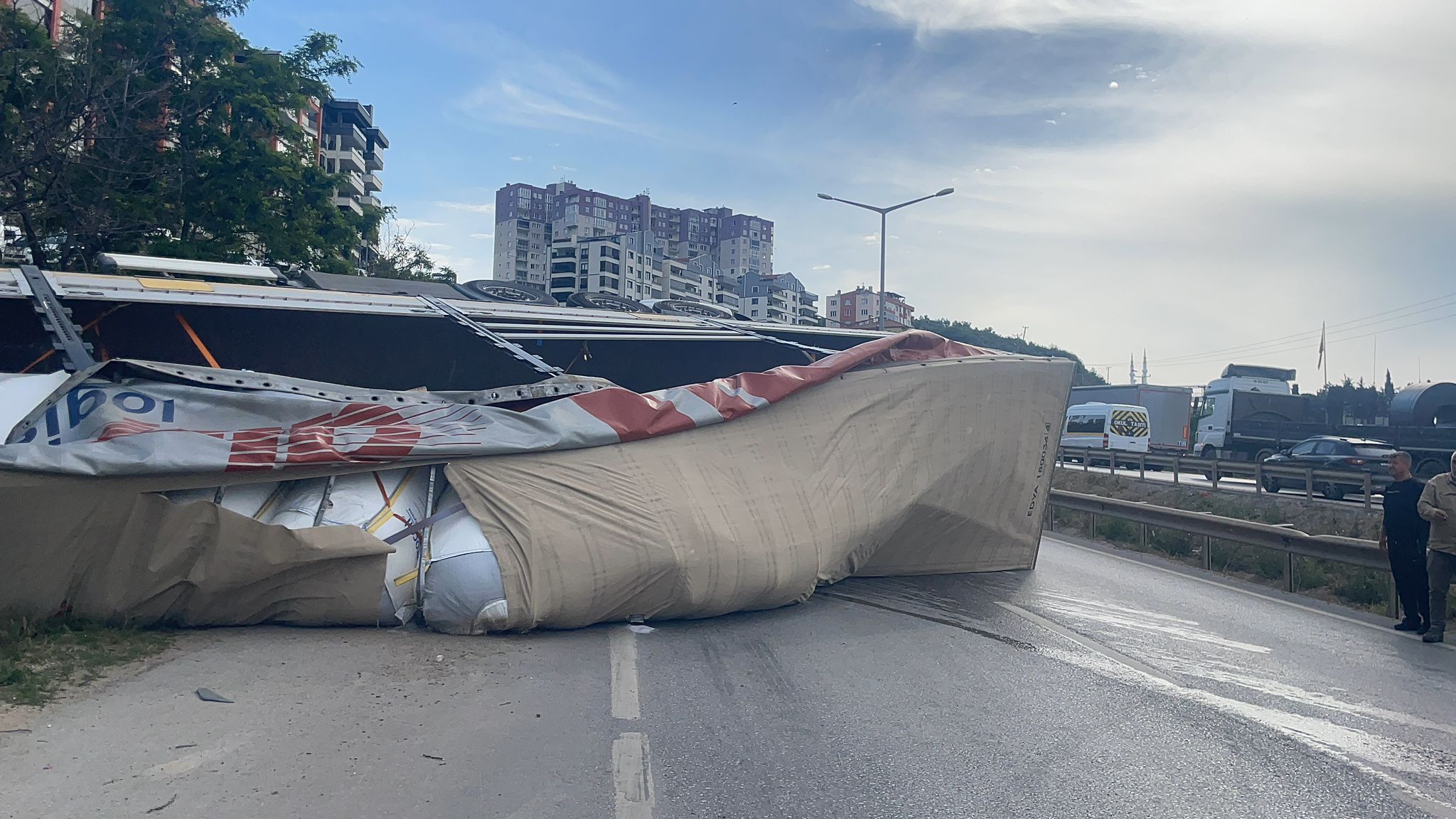 Devrilen tır ulaşımda aksamaya neden oldu
