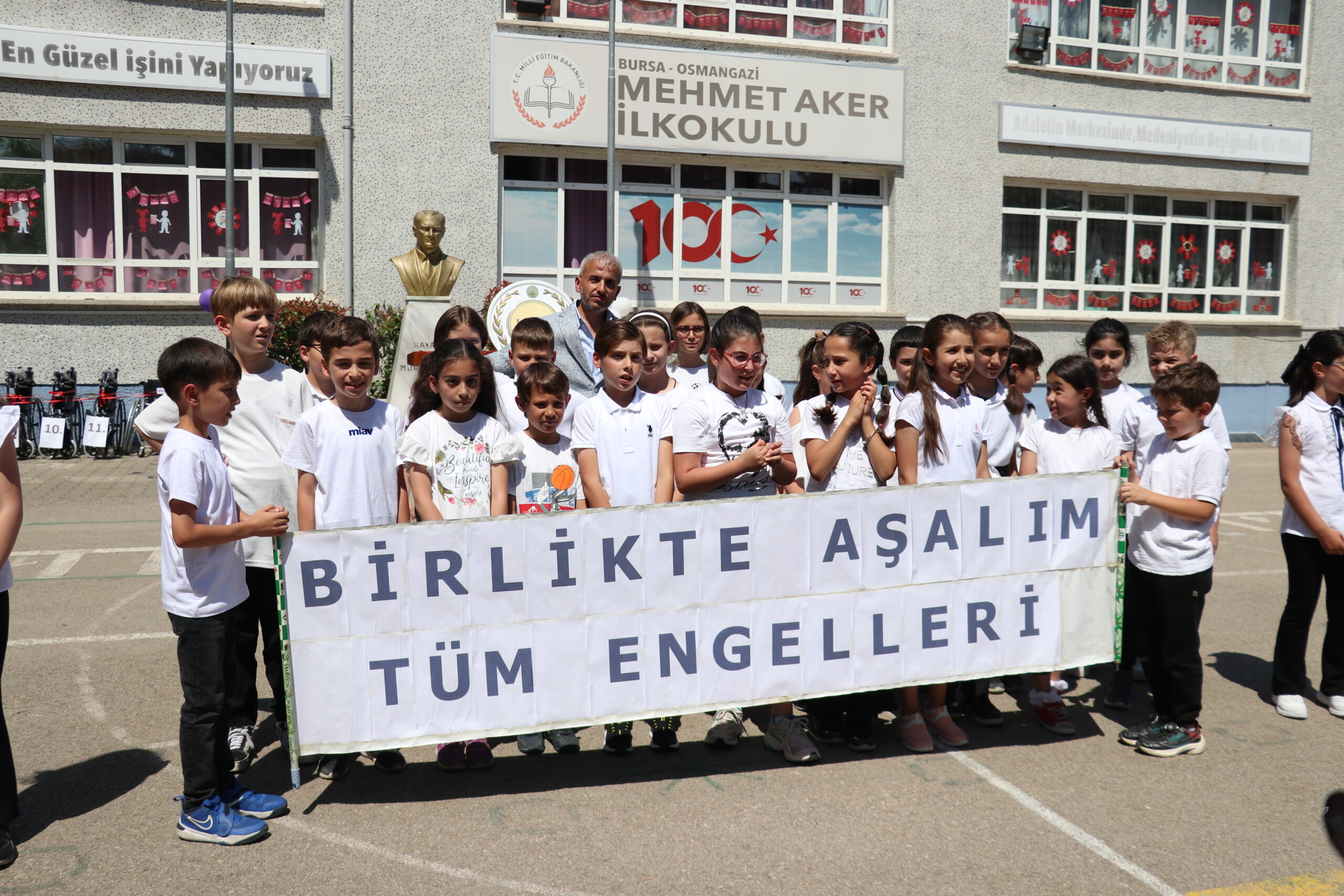 İlkokul öğrencileri harçlıklarıyla 12 engellinin hayatına dokundu