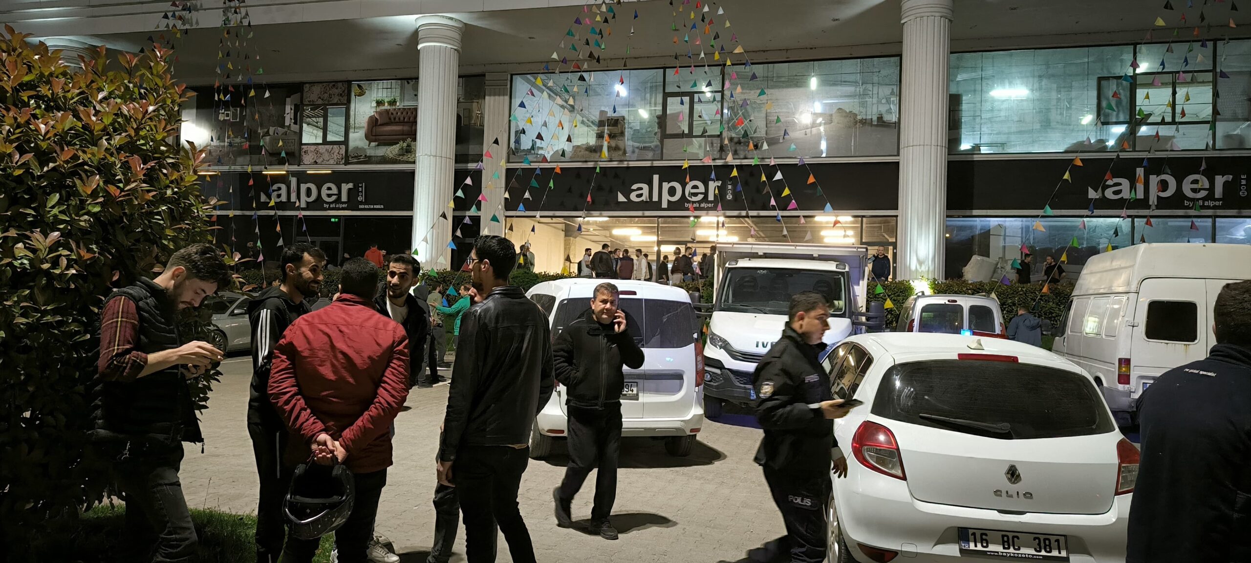 İnegöl’de iflas ettiği iddia edilen mobilya mağazası yağmalandı