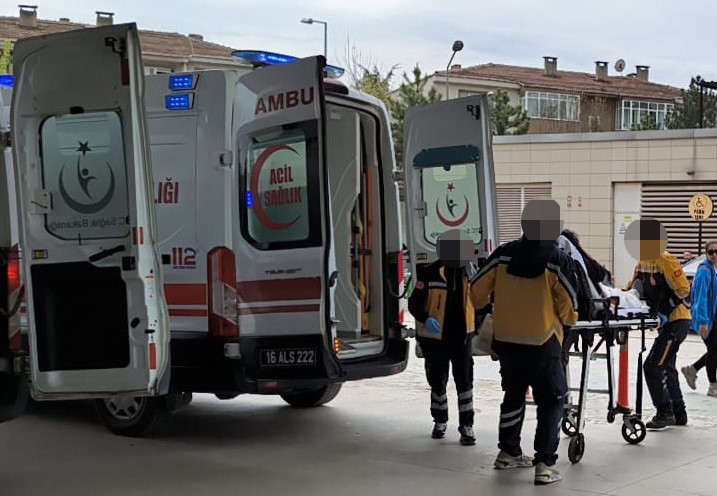 Kiraz toplarken ağaçtan düşen yaşlı adam ağır yaralandı