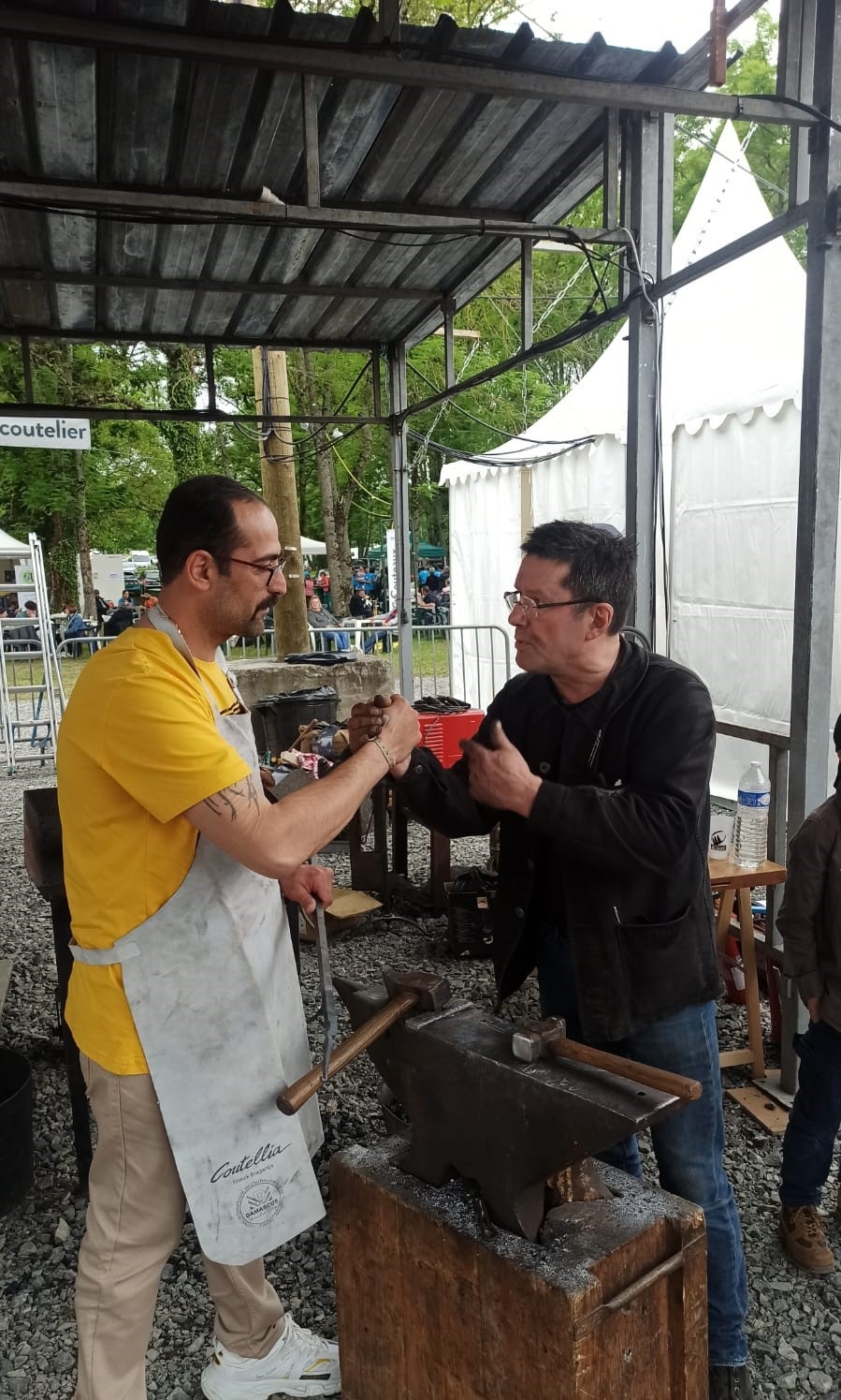 Mobilya işçiliğini bırakıp hobi olarak başladığı el işi bıçakçılığı yapmaya başladı Türkiye’nin her bölgesinde talep görüyor