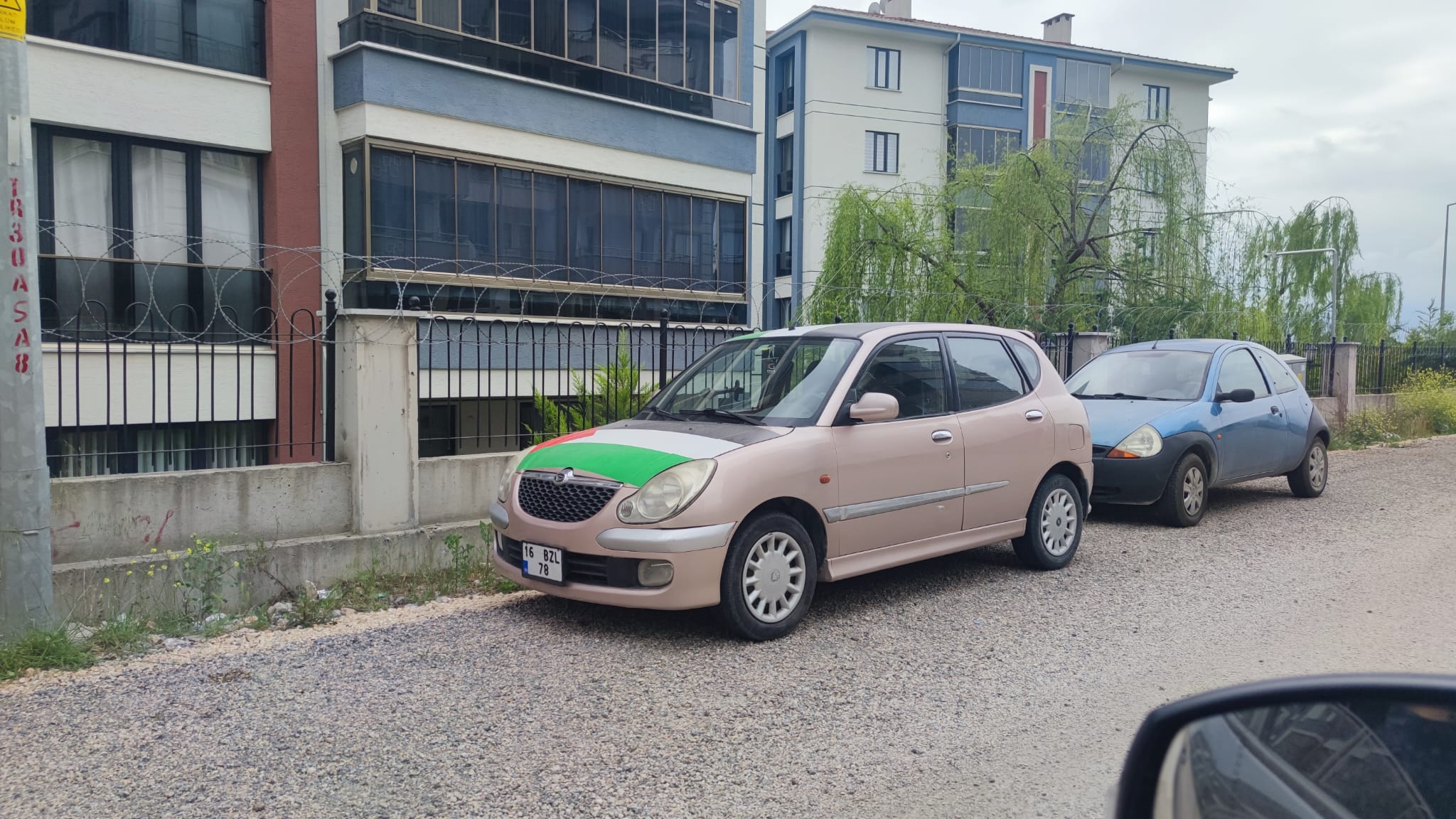 Gazze’deki katliama dikkat çekmek için aracını giydirdi