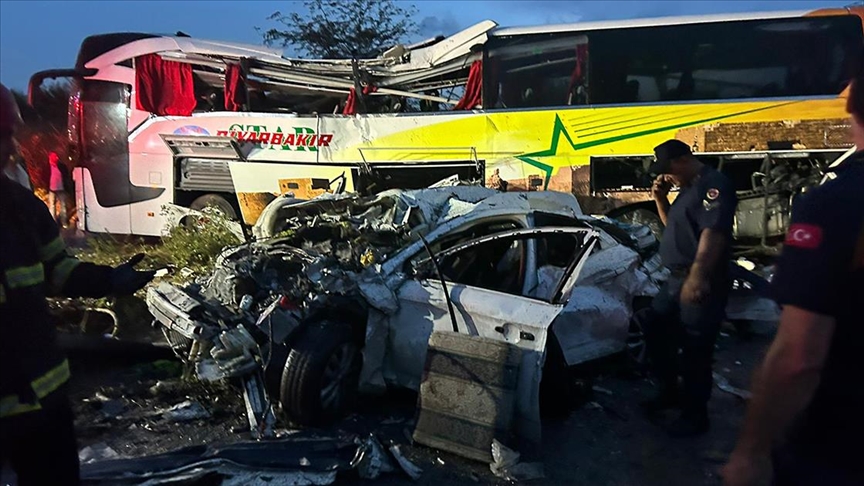 Zincirleme trafik kazasında 10 kişi öldü, 30 kişi yaralandı