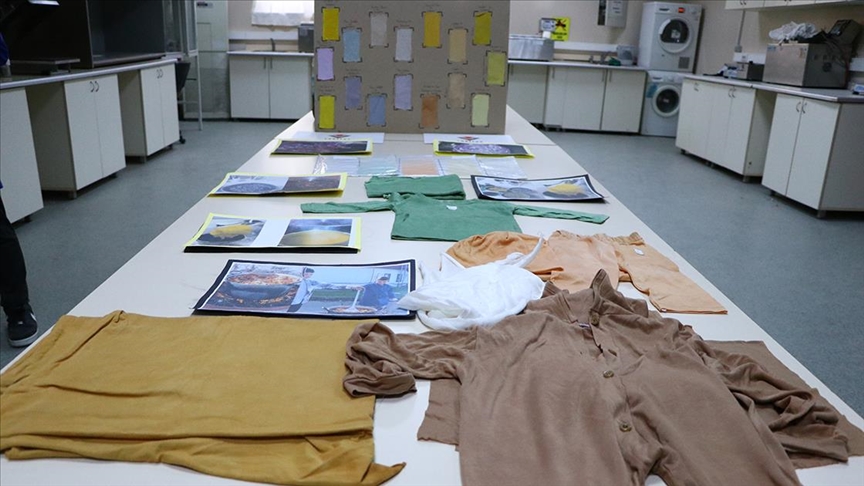 Liseliler soğan kabuğu ve lahanadan kumaş boyası üretti