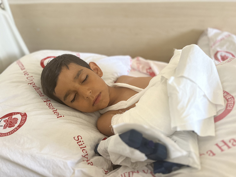 Sahipsiz köpeklerin saldırdığı çocuk yaralandı