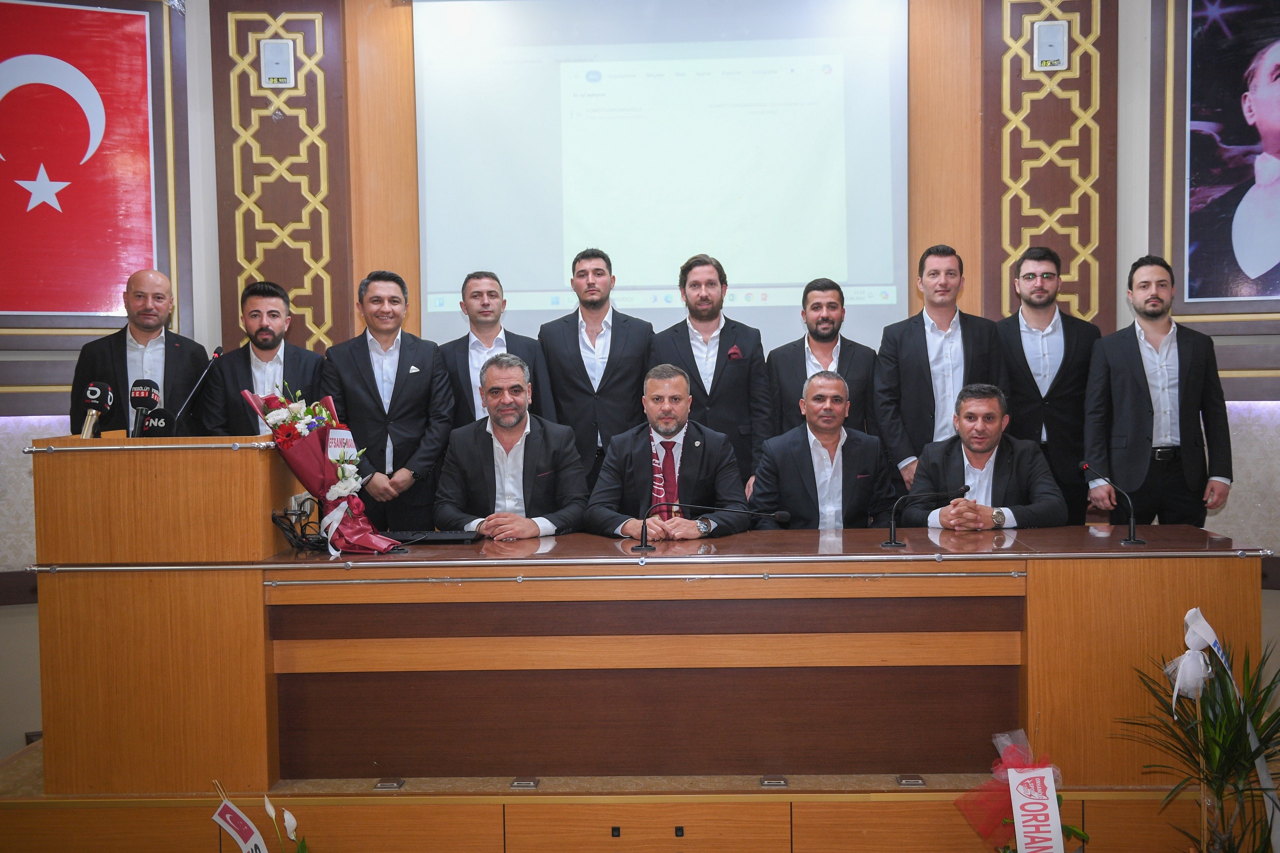 Maksutlar koltuğu devraldı camia başarı bekliyor