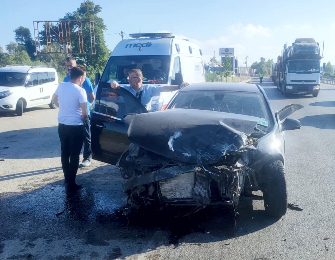 Otomobil ile servis minibüsünün çarpıştığı kazada 5 kişi yaralandı