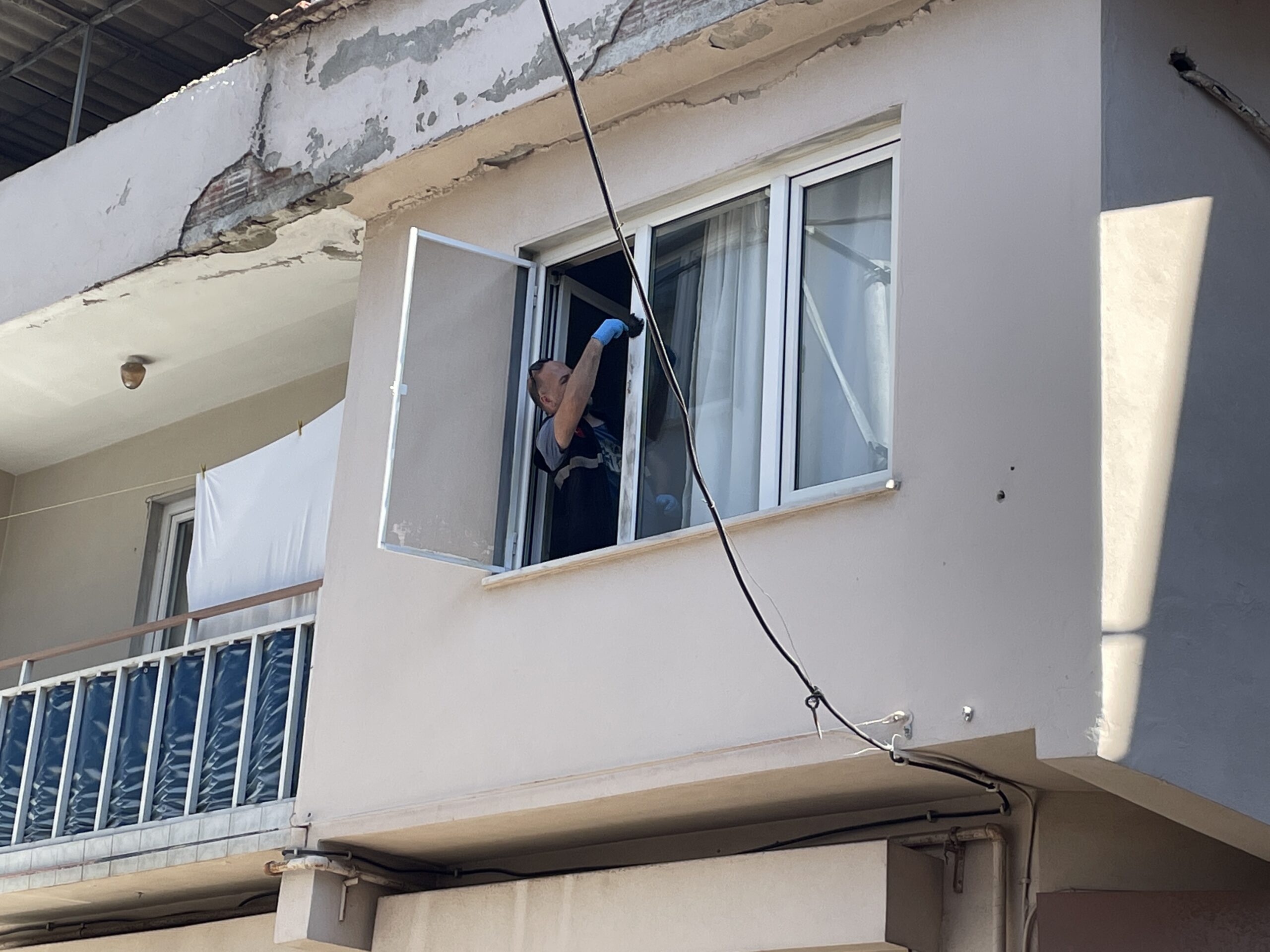 Bayram temizliği yaparken pencereden düşen kadın öldü