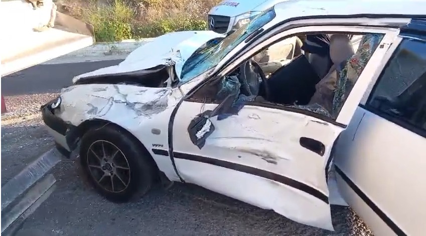 Tıra çarpan otomobildeki 4 kişi yaralandı