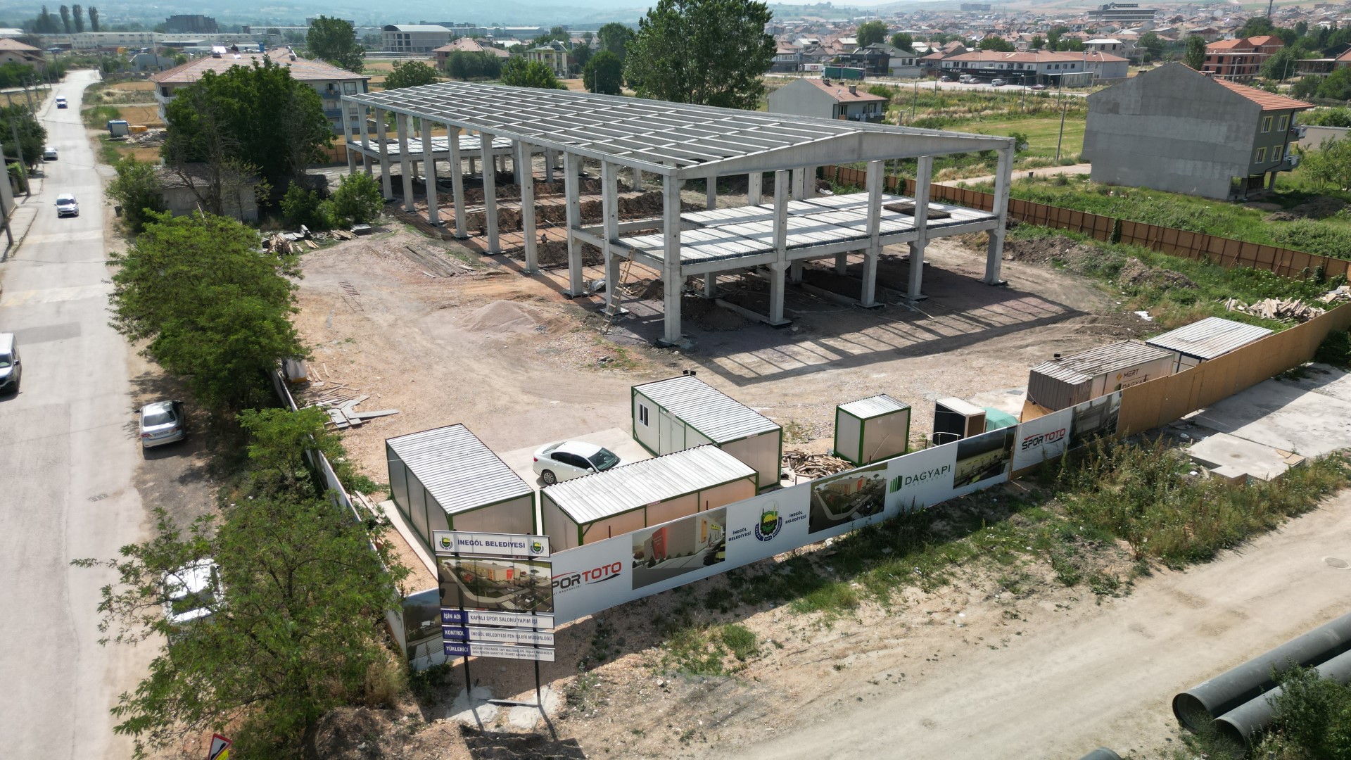 AKHİSAR SPOR SALONU YÜKSELİYOR