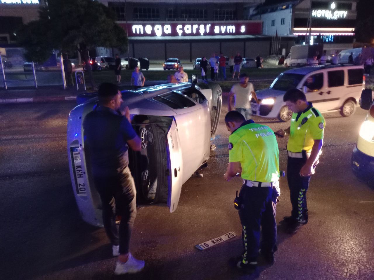 Takla atan araçta 2 kişi yaralandı