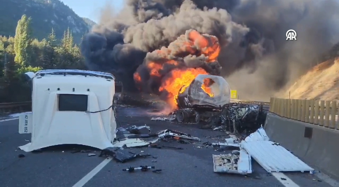 Akaryakıt yüklü tırın karpuz yüklü tıra çarpması sonucu yangın çıktı